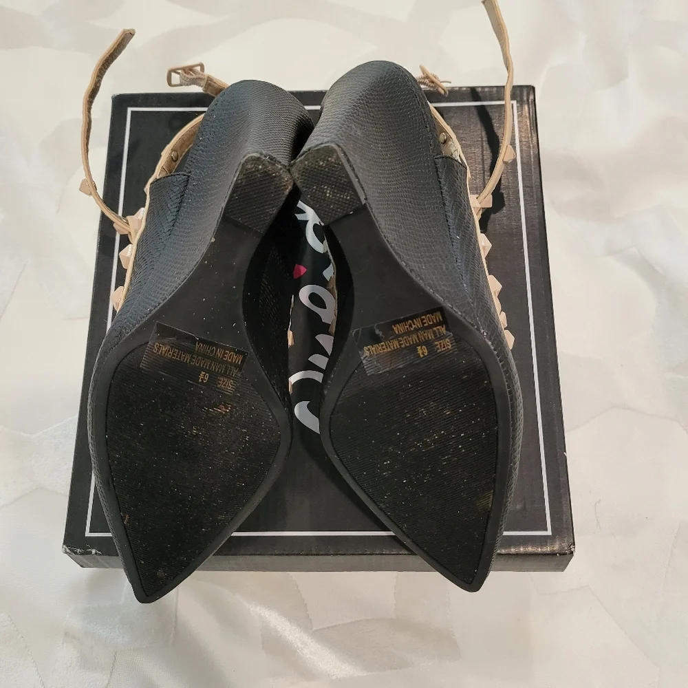 LIKE NEW- Qupid Pointed Toe Wedge Shoe - Picture 3 of 7